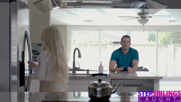 Rácuppant a mostohabátyja eres cerkájára a szöszi liba és rutinosan megszökdelte Thumb