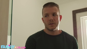 A kéjelgő nevelő anyucikám esedezett hogy dugjam meg miután rajtakapott csuklóedzés közben Thumb