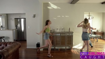 Elővette a mostohabratyója vastag pélóját a kéjelgő platinaszőke szajha és a faszimádó barátosnője Thumb