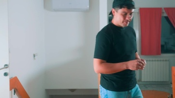 Egy kis duma után a pajtim kívánatos milf anyucija rácuppant az erektált farkamra Thumb