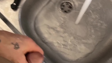 Áthívta a házban lakó csávót a tetkós fehérmájú lányka és brutálisan megtömette vele a puniját Thumb