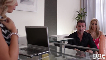 Belevitte egy brutális édeshármasba a kezdő tini társat a kiéhezett szexdoki Thumb