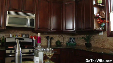 A barátja a csaját töcskölte mialatt ő a barátja feleségével kiverette a fütykösét Thumb