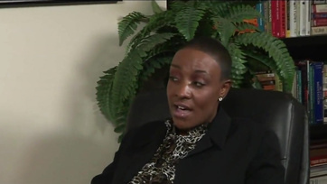 Váltakoztatva nyalta-falta egymás muffját a dús keblű ebony főnökasszony és a titkárnője Thumb