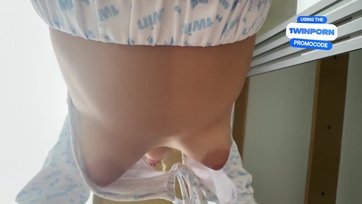 Az ici-pici vietnámi cicus dögönyözés közben megveregette a fiú fütykösét majd befogadta a nunijába Thumb