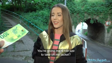 Egy kis zsetonért készséggel megmutizgatta a kebleit és a popsikáját majd megízlelgette az utca ügynök répáját Thumb