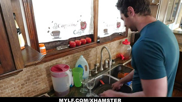 A bohó anyuci köszönetből meglepte a mostohakölykét egy jó kis szexeléssel Thumb