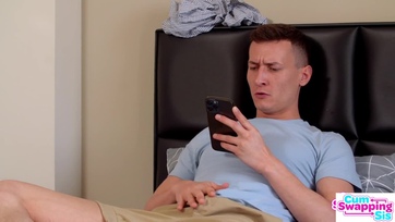 Váltakoztatva szopkodta a pasi jó nagy faszát a göndörhajú mostohahugicája és a kéjes barinője Thumb