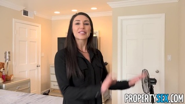 A huncut szemű barnácska ingatlanszakértő bula egy jót reszelt a keményfarkú partnerével Thumb