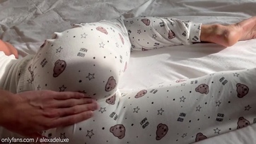 Miután megillegette a seggét a mostoha húgicám félrevonta a tangabugyikáját hogy becsúsztathassam a dákóm Thumb