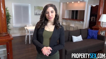 A barna hajú bombázó először lecumizta majd levetette a tangáját és belecsücsült a kolbászába Thumb