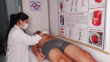 A cukimuki ápoló nőcske nem ijedt meg hanem készséggel leszívta a páciense acélos répáját Thumb