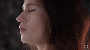 Felhevítette a megborotvált puncuskáját a kiskeblű tini picsa hogy belehuppanhasson a duzzadó farokba Thumb