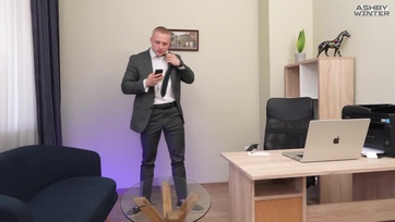 Eltépte a titkárnője fekete nylonharisnyáját és bedugta a cicababa ánuszlyukába a pajszerét Thumb