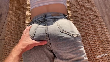 Egy csöppet megpofozgattam a mostoha tesóm kerek seggét majd megkuffantottam a szűköcske sunáját Thumb