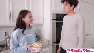 A tündéri aprócska leány teketória nélkül rádőlt a mostohabratyója dákójára miután kijött a tusolókabinból Thumb