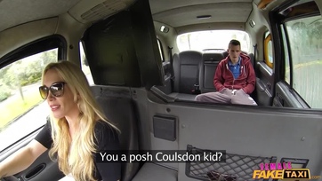 A nagy mellű szöszi milf a hátsóülésen irányítgatta a fiatal fiúcskát mielőtt a picsájára sprickolt volna egy fergetegeset Thumb