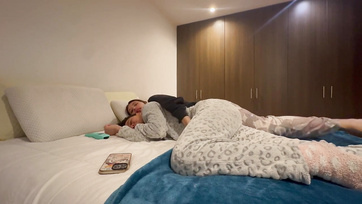 A perverz barátosnőm megpacskolgatta a fingómat és addig ujjazott míg el nem lövelltem Thumb