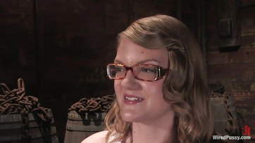 Ez tehetett a 18 éves tinilánnyal a vadító úriasszony amit csak szeretett volna Thumb