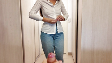 A meló előtt a nagy seggű mostohaanyukám megengedte hogy telespricceljem a tangácskáját Thumb