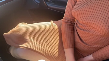 Előrántotta a legjobb cimborám csábító barinője a fütykösömet az autóban és miután felszopizta meg is pattogta Thumb