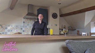 Előpattant az ágaskodó répám a törölköző alól miközben az anyucim csábos milf barinőcskéje dögönyözött Thumb