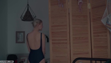 A 18 éves platinaszőke leány először a borotvált cuncusába másodszor pedig a szájacskájába kérte a durrantást Thumb