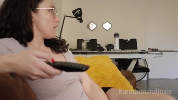 A meseszép talpával és formás csöcseivel sikerült elcsábítania a hálótársnője vonzó hapsiját Thumb