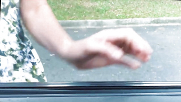 Megközelített a kocsimhoz és rászorított az erektált pöcsömre az anonim lány a garázsban Thumb