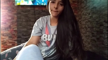 A nagypicsájú tini ribanc rászedte a mostohabátyusát hogy megcirógassa de aztán beverte a muffjába Thumb