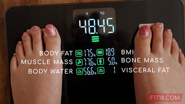 A filigrán iráni tini sunának teletöltötték a szőrtelen puncusát a szexcastingen Thumb