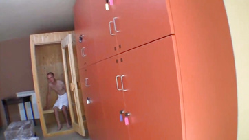 Nagyot lőtt az anonim milf nőcske gigászi dudáira a fiatal fiúcska Thumb