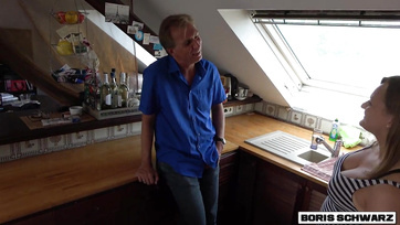 A konyhapultnál baszta meg a nevelt lánya gömbölyded barinőjét az az öreg apu Thumb