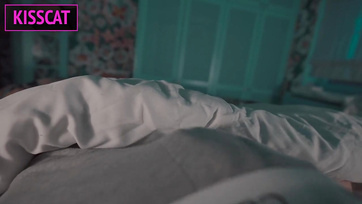 A nagycicis nevelő anyum nem tudott szólóban aludni így hát felnézett a hálószobámba kúrni Thumb