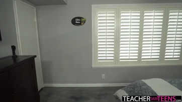 A kívánatos tanár néni lemeztelenedett a növendéke előtt majd egy kis cicázás után megmászta a fütyijét Thumb