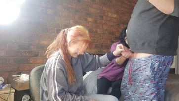 A kettő szégyenlős fiatal lány cserélgetve húzogatta meg a mostohafivére répáját Thumb