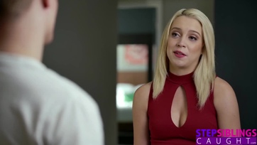 Szétvetette a lábacskáit a kiéhezett platinaszőke bige hogy rávegye a mostohafivérét egy hosszas baszásra Thumb