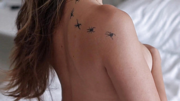 Fehér nejlon combfixben élvezték csordultig a meseszép csöcsű tini lány puncusát Thumb