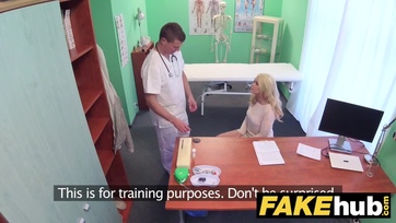 A kontroll közben felállt a perverz doktorbá kolbásza és benyomta a suna punijába Thumb