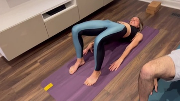 Jóga közben kuffantotta meg az edzője a gyönyörű anyucit amit a jegyese élvezettel végigszemlélt Thumb