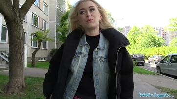 Egy 20 éves szöszi cicát sikerült levadásznia a paneldzsungelben a nagyfarkú ügynöknek Thumb