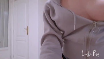 Egy cseppet táncikált tanga bugyikában a leány mielőtt megpördült és belecsücsült az acélos kolbászomba Thumb