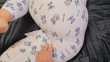 A rövidhajú bazinagy mellekkel és popócskával felruházott fruska már kora reggel benyálazta a pajszeremet Thumb