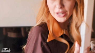 A dekoratív kézbesítő csaj nekiugrott a kopasz pasas kolbászának miután kézbesítette a csomagot Thumb