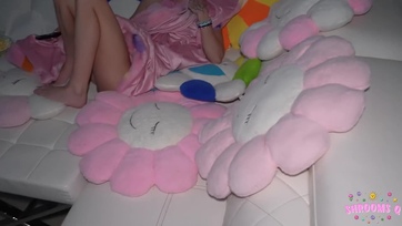 A netflixezés közben lehúzta a kecses fiatal csajszi a nevelőapjáról a gatyát és ráhajolt a farkára Thumb