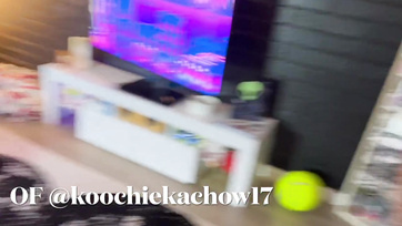 Előhúztam az erektált cerkámat a nadrágomból miután megpillantottam hogy nem visel bugyit a kedvesem húgocskája Thumb