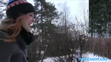 Egy kis pénzikéért ellenértékül beült a négykerekűbe a becserkészett gyönyörűség és bekapta a falloszt Thumb