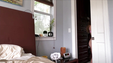 Miután véleményt mondtam a nagycickós mostohahúgocskám testéről, megkefélhettem a vagináját Thumb