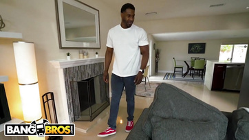 Az aprócska afroamerikai leánynak egy gigászi fekete dákó sikamlott be a szűköcske nunikájába Thumb