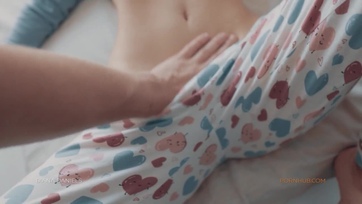 A nagy picsájú sunácska hagyta hogy megujjazzák mindkettő likacskáját és aztán telegecizték a feszes nunusát Thumb